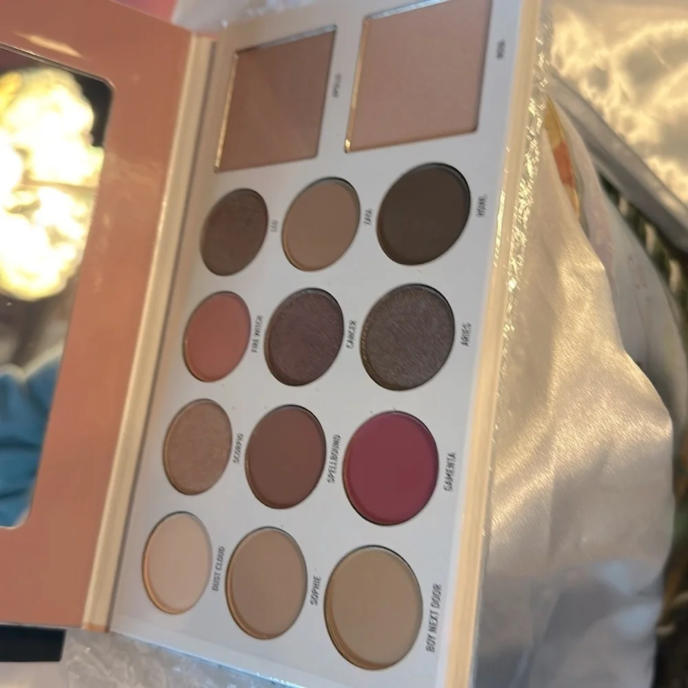 Morphe X Manny Mia Glam Palette Eyeshadow + Highlighter Palette Eyeshadow.